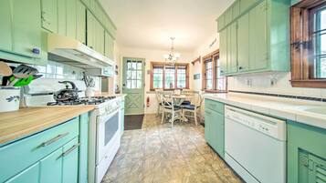 House (6 Bedrooms) | Interior