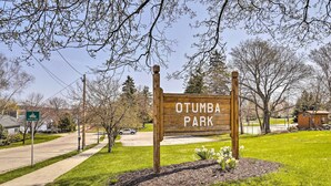 Señal de Otumba Park con un camino despejado y un área verde al frente.