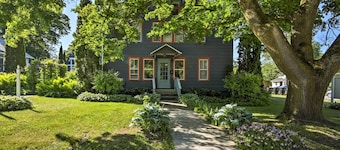 Walk to Dtwn Shops & Eats: Sturgeon Bay Retreat