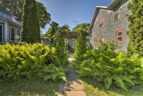 Walk to Dtwn Shops & Eats: Sturgeon Bay Retreat
