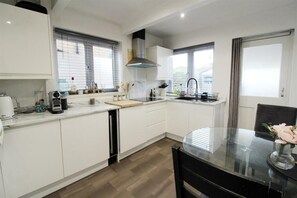 Fridge, microwave, oven, dishwasher - Beautiful 3 bedroom home with parking and fitness equipment (Reading)