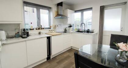 Beautiful 3 Bedroom Home With Parking and Fitness Equipment