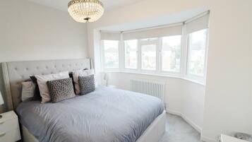 3 bedrooms, desk, iron/ironing board, free WiFi