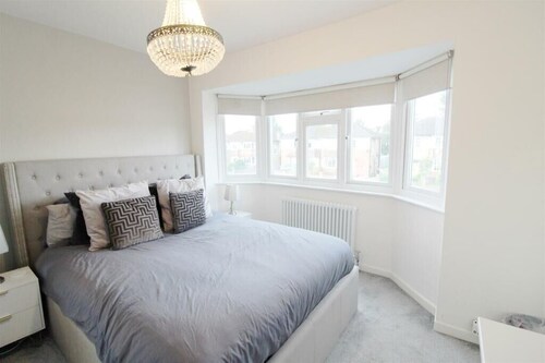 Beautiful 3 bedroom home with parking and fitness equipment