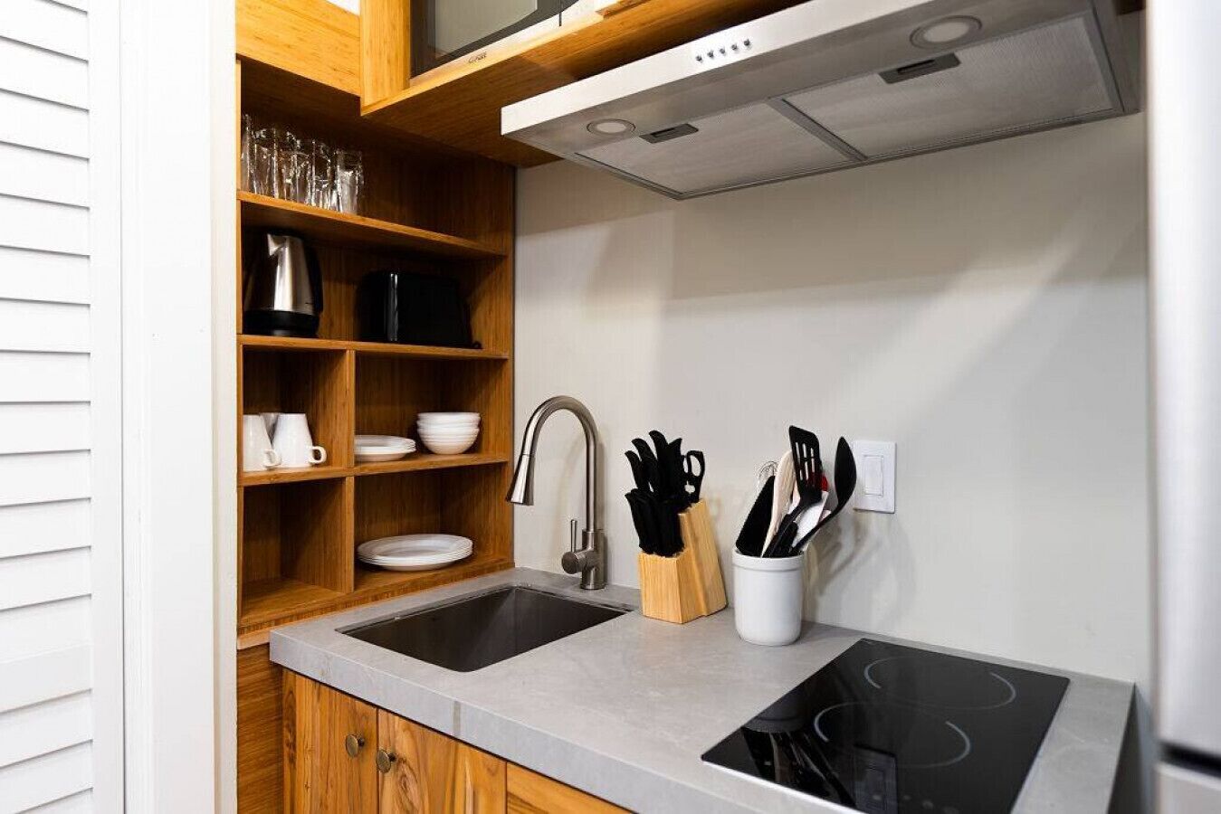 Coffee/tea maker, fridge, microwave, stovetop