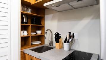 Coffee/tea maker, fridge, microwave, stovetop