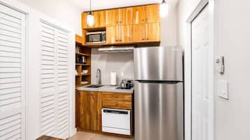 KĂŒhlschrank, Mikrowelle, Herdplatte, Wasserkocher mit Kaffee-/Teezubehör