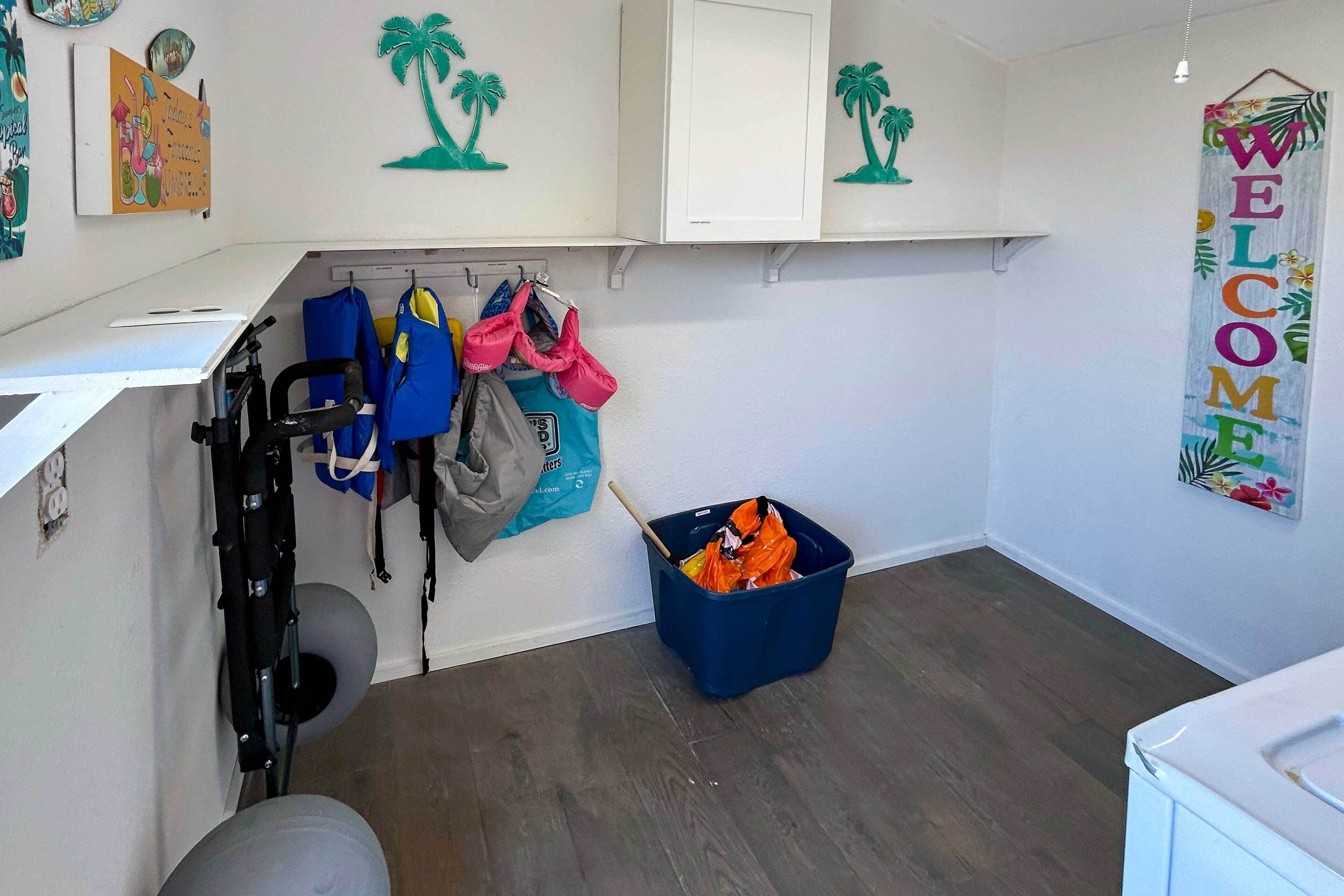 Una habitación con techo blanco, un contenedor azul y un armario blanco.