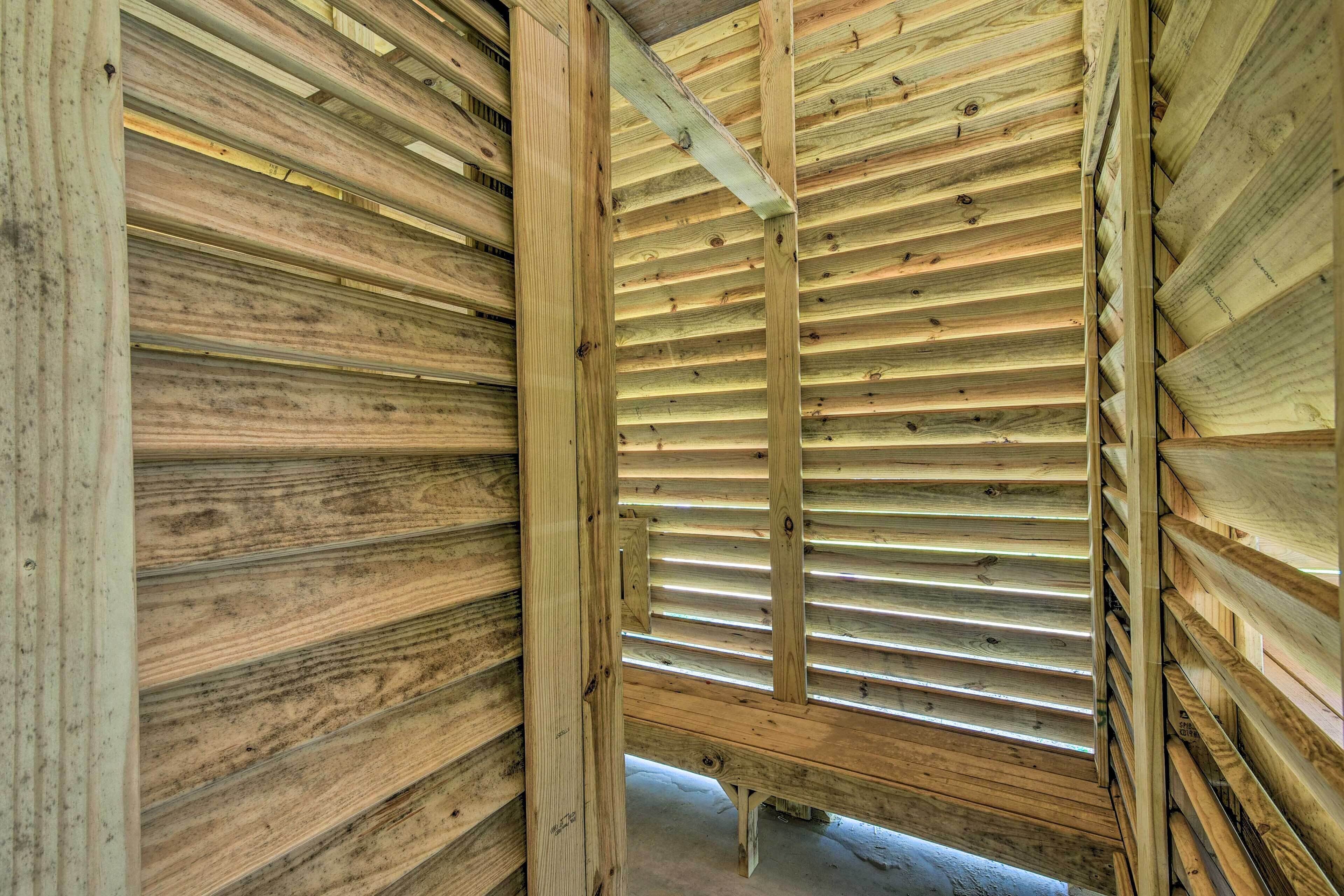 Een houten interieur met horizontale balken en een schuine hemel.