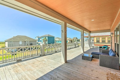 Walk to Shore: Coastal Escape in Crystal Beach!