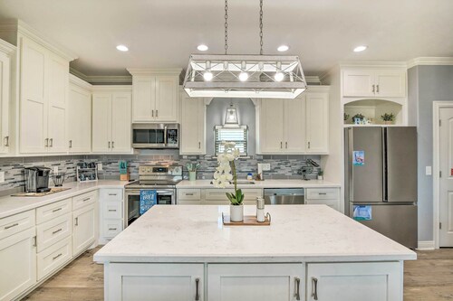 Ocean-view Deck, Walk to Shore: Crystal Beach Gem!