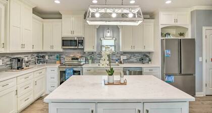 Ocean-view Deck, Walk to Shore: Crystal Beach Gem!