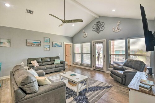 Ocean-view Deck, Walk to Shore: Crystal Beach Gem!