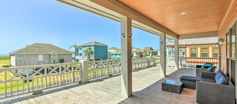 Walk to Shore: Coastal Escape in Crystal Beach!