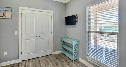 Walk to Shore: Coastal Escape in Crystal Beach!
