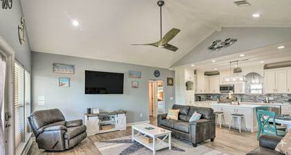 Ocean-view Deck, Walk to Shore: Crystal Beach Gem!