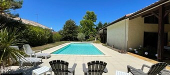 Vacation villa / Swimming pool, lake, forest