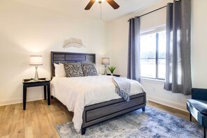 Hus (4 Bedrooms) | 4 soverom, skrivebord, skrivebord for bærbar PC og strykejern/-brett