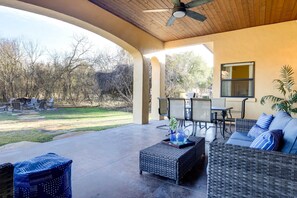 Outdoor dining - Stylish Home w/ Hot Tub ~ 4 Mi to Canyon Lake (Canyon Lake)