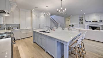 House (5 Bedrooms) | Interior