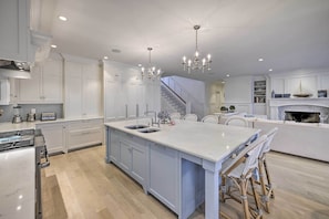 House (5 Bedrooms) | Interior