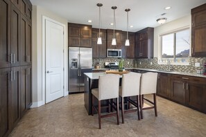 奢華獨棟房屋, 多間臥室, 熱水浴缸, 山景 | 私人廚房 | 大型冰箱、微波爐、烤箱、爐台