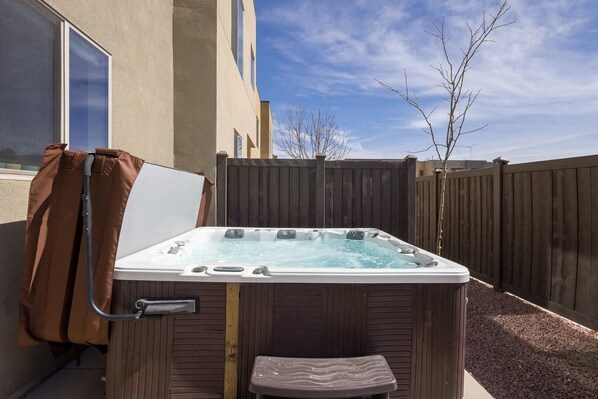 Luxury House, Multiple Bedrooms, Hot Tub, Mountain View | Private spa tub