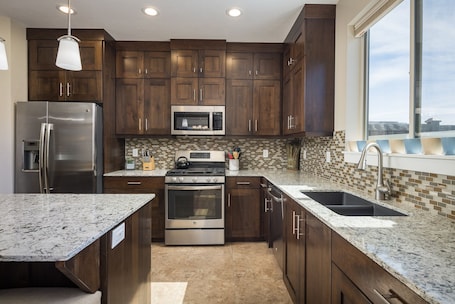 Luxury House, Multiple Bedrooms, Hot Tub, Mountain View | Private kitchen | Full-size fridge, microwave, oven, stovetop