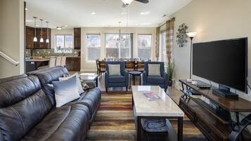 Luxury House, Multiple Bedrooms, Hot Tub, Mountain View | Living area