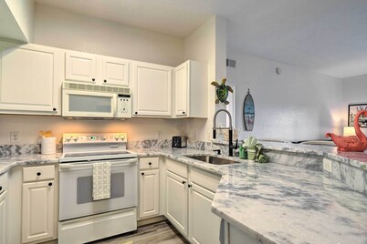 Airy Fort Myers Condo ~ 4 Mi to Beach!