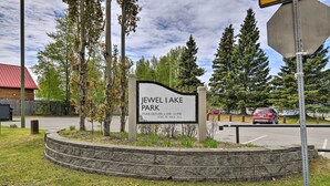 Schild für den Jewel Lake Park mit Öffnungszeiten und Adresse.