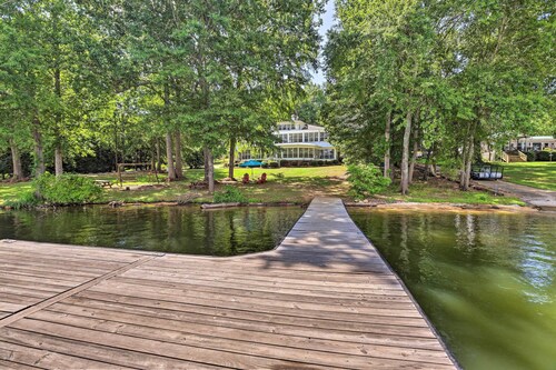'the B Haus' Lakefront Retreat w/ Boat Ramp!