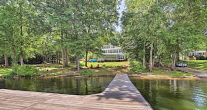 'the B Haus' Lakefront Retreat w/ Boat Ramp!