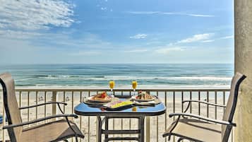 Apartment (0 Bedroom) | Outdoor dining