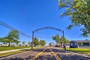 A street with a sign reading "Welcome to Geneva on the Lake." - Geneva Cottage w/ Patio - Walk to Park, Lake Erie! (Geneva)