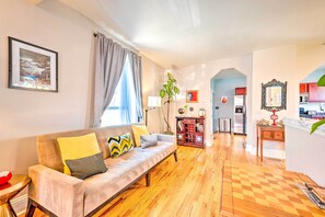 TV, books - Modern Victorian Denver Home ~ 1 Mi to Dtwn! (Denver)