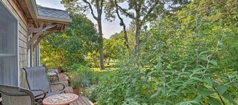 Cute East Hampton Cottage w/ Patio - Walk to Beach