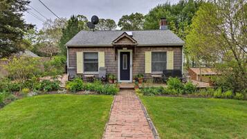 Cottage (2 Bedrooms) | Front of property
