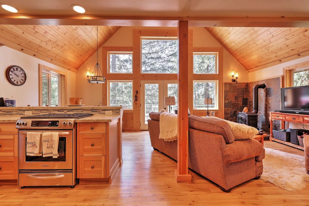 Rustic Retreat w/ Deck: Steps From Lake Almanor! - Lake Almanor Peninsula, CA