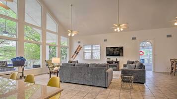 House (5 Bedrooms) | Interior