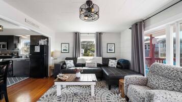 Căn hộ (2 Bedrooms) | Khu phòng khách | TV, lò sưởi, sách