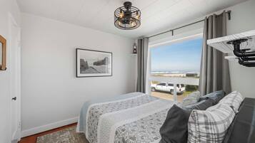 Apartemen (2 Bedrooms) | 2 kamar tidur, ruang kerja ramah laptop, dan seprai linen