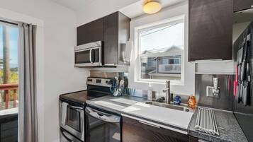 Apartemen (2 Bedrooms) | Dapur pribadi | Microwave, oven, kompor, dan mesin pencuci piring