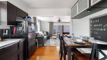 Apartemen (2 Bedrooms) | Dapur pribadi | Microwave, oven, kompor, dan mesin pencuci piring