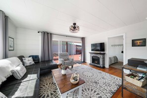TV, fireplace, books - Rockaway Beach Vacation Rental: Pets Welcome! (Rockaway Beach)