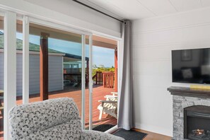 TV, fireplace, books - Rockaway Beach Vacation Rental: Pets Welcome! (Rockaway Beach)