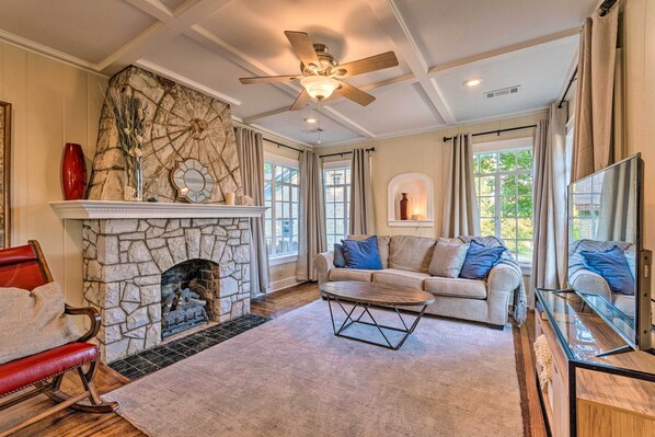 Cottage (2 Bedrooms) | Interior - 2 Mi to Hot Springs Nat'l Park: Hot Tub Haven! (Hot Springs)