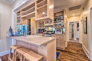 Cottage (2 Bedrooms) | Interior - 2 Mi to Hot Springs Nat'l Park: Hot Tub Haven! (Hot Springs)