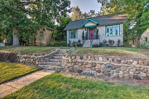 Cottage (2 Bedrooms) | Interior - 2 Mi to Hot Springs Nat'l Park: Hot Tub Haven! (Hot Springs)