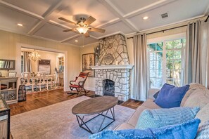 Cottage (2 Bedrooms) | Interior - 2 Mi to Hot Springs Nat'l Park: Hot Tub Haven! (Hot Springs)